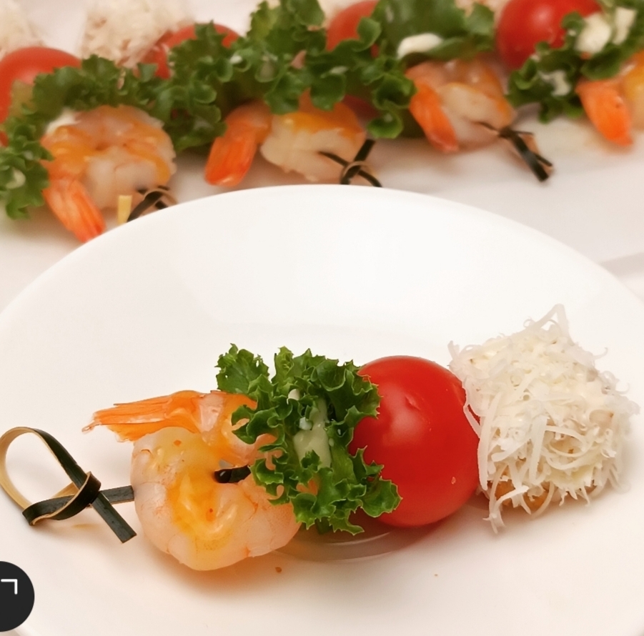 Канапе Цезарь с креветками и сыром 